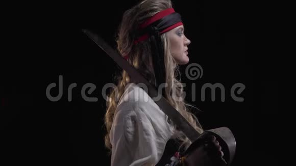 一名带剑的女海盗特写镜头4k视频的预览图