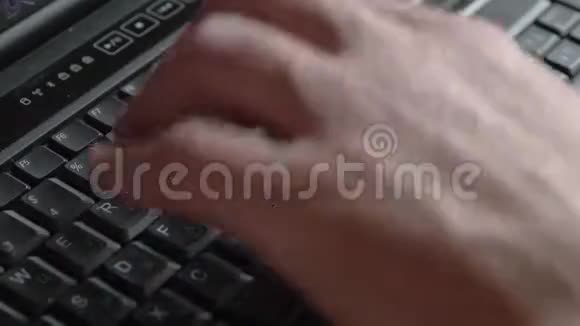 一名男子在笔记本电脑键盘上工作和打字视频的预览图
