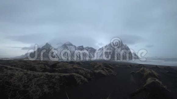 冰岛的雪山在沉闷的白天4k视频的预览图