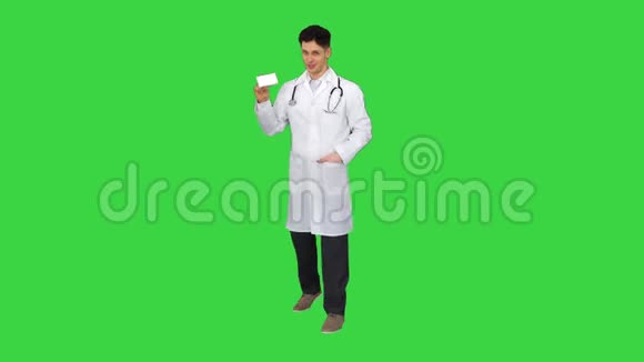 医生拿着一盒药丸在绿色屏幕上跳舞Chroma键视频的预览图