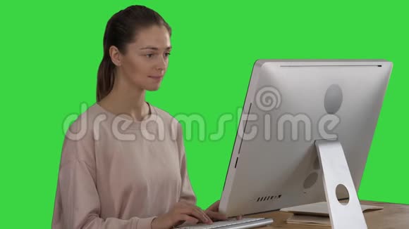 女性自由职业者正在一个新的项目在计算机上的绿色屏幕铬键视频的预览图