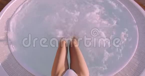 女性的脚在按摩浴缸里慢动作视频的预览图