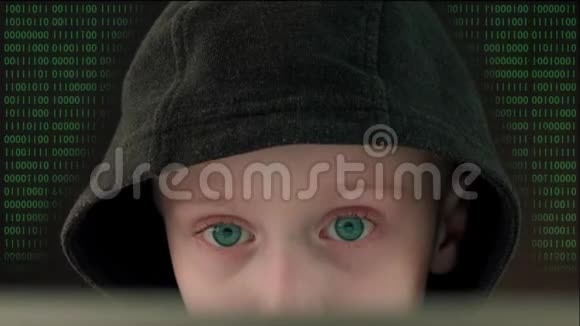 穿黑色连帽衫的儿童黑客视频的预览图