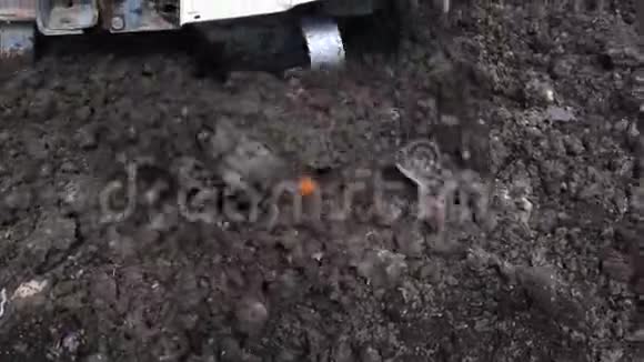 工人在一个私人住宅的院子里用拖拉机切割器松开土壤视频的预览图