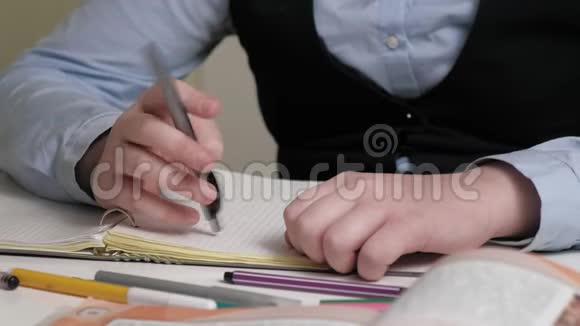 穿校服的少女做家庭作业视频的预览图