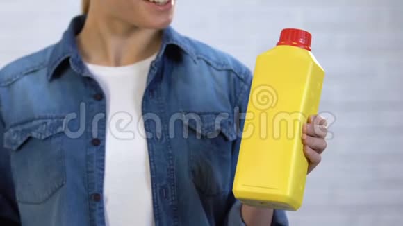 家庭主妇喜欢苏打水而不是洗涤剂选择环保家用化学品视频的预览图