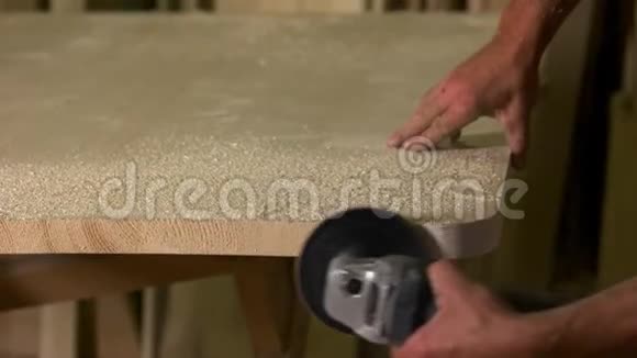 木匠的手打磨木板视频的预览图
