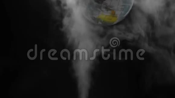 模拟的地球旋转在蒸汽烟雾之上在黑色背景上爆炸被污染破坏的地球概念视频的预览图