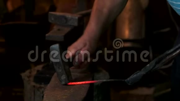铁匠在锻炉中锻造热铁视频的预览图
