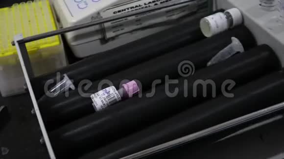 在研究实验室中混合的电动滚筒上的血清唾液和离心管视频的预览图