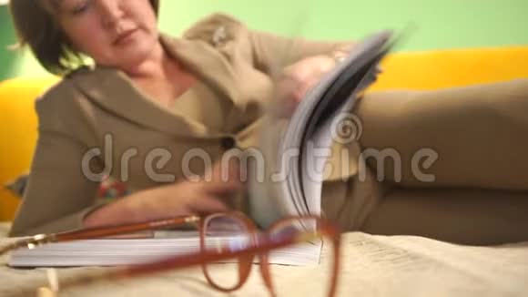 商务女性在床上视频的预览图