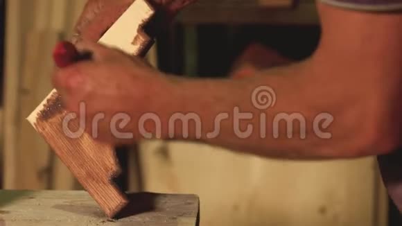 木匠用漆器覆盖一块木头视频的预览图