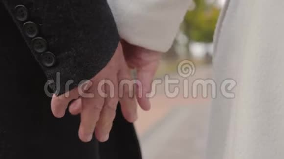 成熟白种人双手合拢男的手穿黑色外套女的手穿白色外套互相抱着视频的预览图