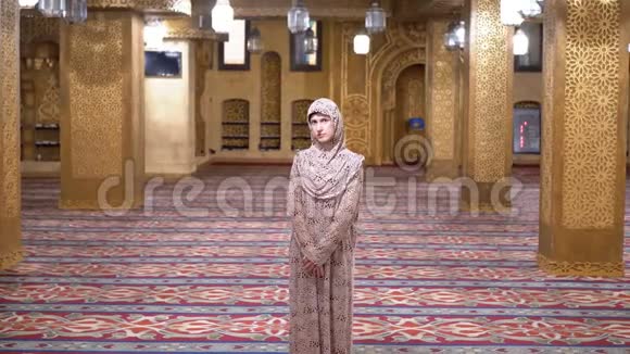 女人穿着一个Nun的罗贝站在一个伊斯兰圣殿埃及视频的预览图