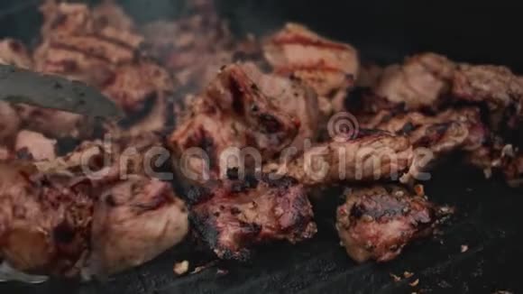 厨师从烧烤架上慢慢取出准备好的肉片食品和餐饮传统的国家腌制视频的预览图