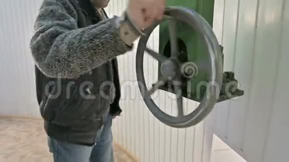 一位男性研究员旋转太阳天文台穹顶门开启机构的手动轮科学视频的预览图