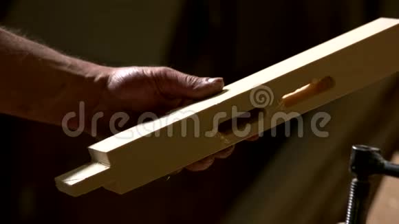 木匠用雕刻的洞托着木板视频的预览图