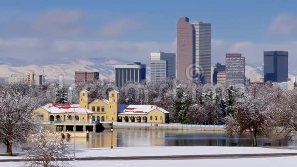 丹佛冬季天际线雪景缩小视频的预览图