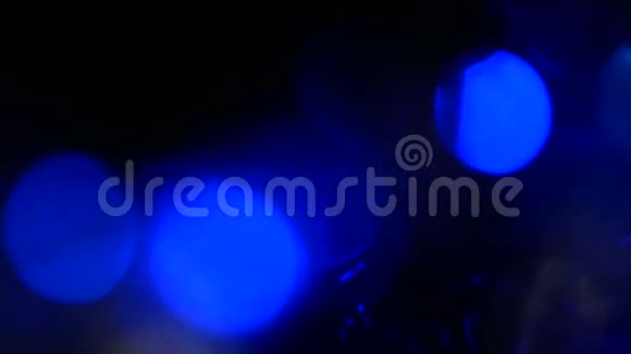 抽象平滑的蓝色bokeh灯在黑暗模糊的背景亮波克对散焦发光多色的影响视频的预览图