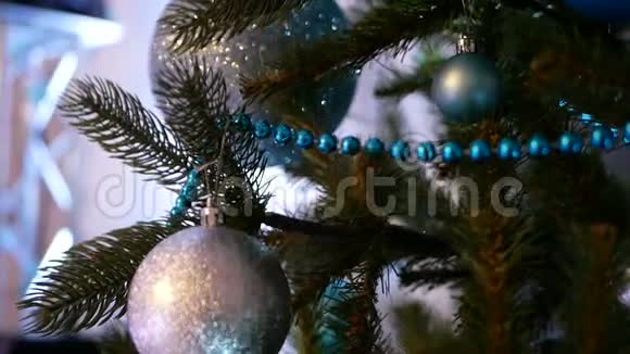 一棵圣诞树上装饰着闪亮的圣诞树玩具和绿松石珠子视频的预览图