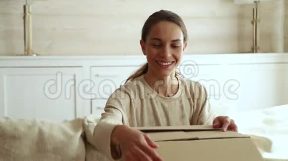 不满意的女顾客打开纸板箱收到损坏的包裹视频的预览图