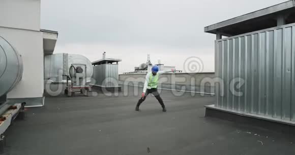 在建筑工地的屋顶上建筑有魅力的建筑师或工程师在镜头前跳舞而视频的预览图