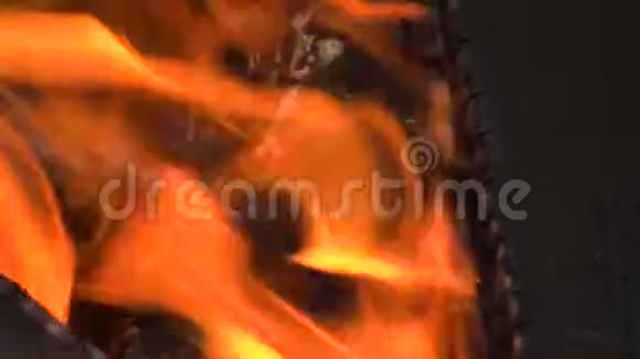 火的火焰从燃烧的木头近距离射击视频的预览图