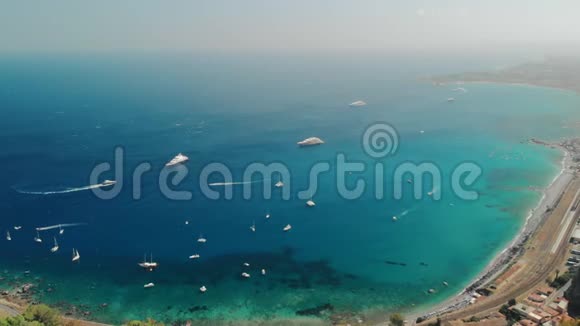 带着船只和船只在地中海有清澈的蓝色水高的观点空中无人机射击视频的预览图