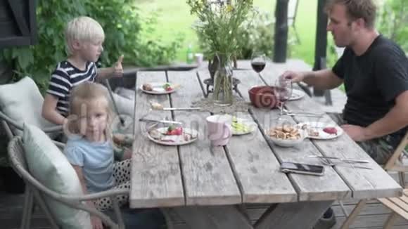 一家人在苏梅的阳台上吃午饭视频的预览图
