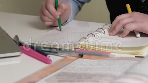 穿校服的少女做家庭作业视频的预览图