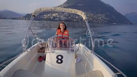 夏天年轻女子在海边或湖边开摩托艇穿着救生衣视频的预览图