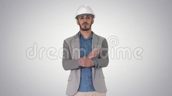 自信的建筑工程师建筑师年轻男子头盔双手折叠在梯度背景视频的预览图
