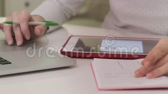 一个年轻的女人在家里的电脑上工作视频的预览图