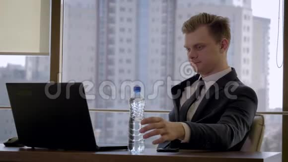 商务人士坐在工作场所靠窗的办公室和饮用水视频的预览图