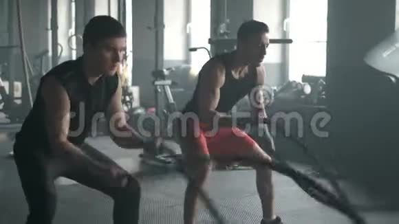 运动员在健身房用战绳锻炼身体4K50fps视频的预览图