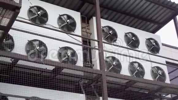 单位风扇分区旋转叶片工厂风扇在建筑物的墙壁上视频的预览图
