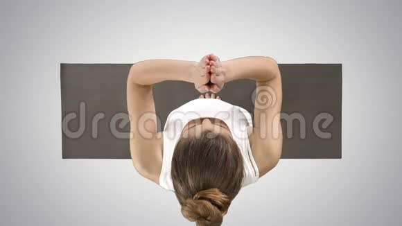 有魅力的女孩站在平衡瑜伽姿势Garudasana年轻女子鹰瑜伽姿势的梯度背景视频的预览图