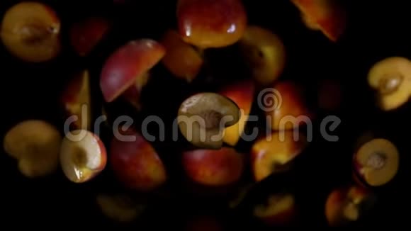 桃子的一半飞起来在果汁的喷雾中弹跳视频的预览图