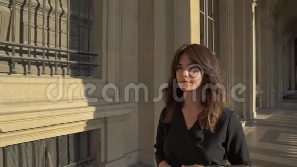 在法国穿着黑色衣服的女人在巴黎的街道上行走缓慢视频的预览图