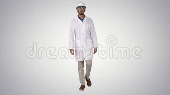 科学工程师戴着安全帽戴着渐变背景的眼镜走路视频的预览图
