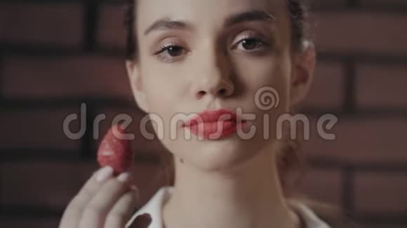 性感的女人在镜头前吃成熟的草莓性感女孩吃草莓视频的预览图