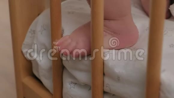婴儿学步的脚在婴儿床上跳跃视频的预览图