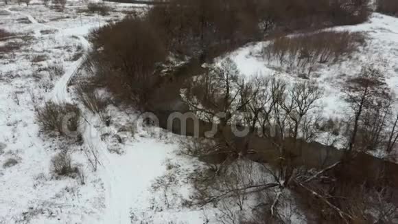 在寒冷的冬日里平静的河水和寒冷的灰色的冬季乡村视频的预览图