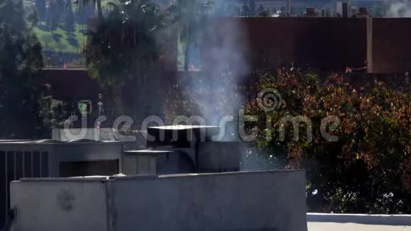 餐厅厨房的屋顶烟雾排放视频的预览图