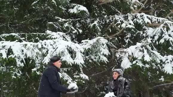 男人和女人把雪扔上去视频的预览图