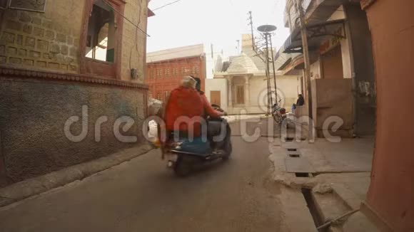 奶牛穿过古老的印度街头摩托车驾驶视频的预览图