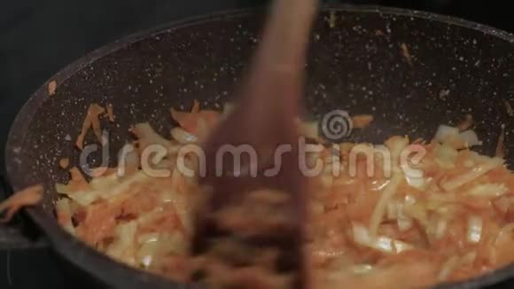 在锅里炒蔬菜特写镜头视频的预览图