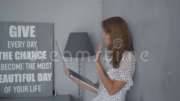 人和技术概念有笔记本电脑的女孩在家打视频电话视频的预览图