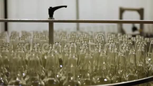 啤酒厂装瓶生产线上的啤酒瓶视频的预览图