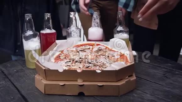 在派对上人们用手从打开的盒子里拿出几片热的美味意大利披萨餐饮朋友们玩得开心视频的预览图